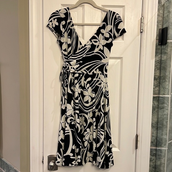 Black and white faux wrap v neck dress - Picture 7 of 8